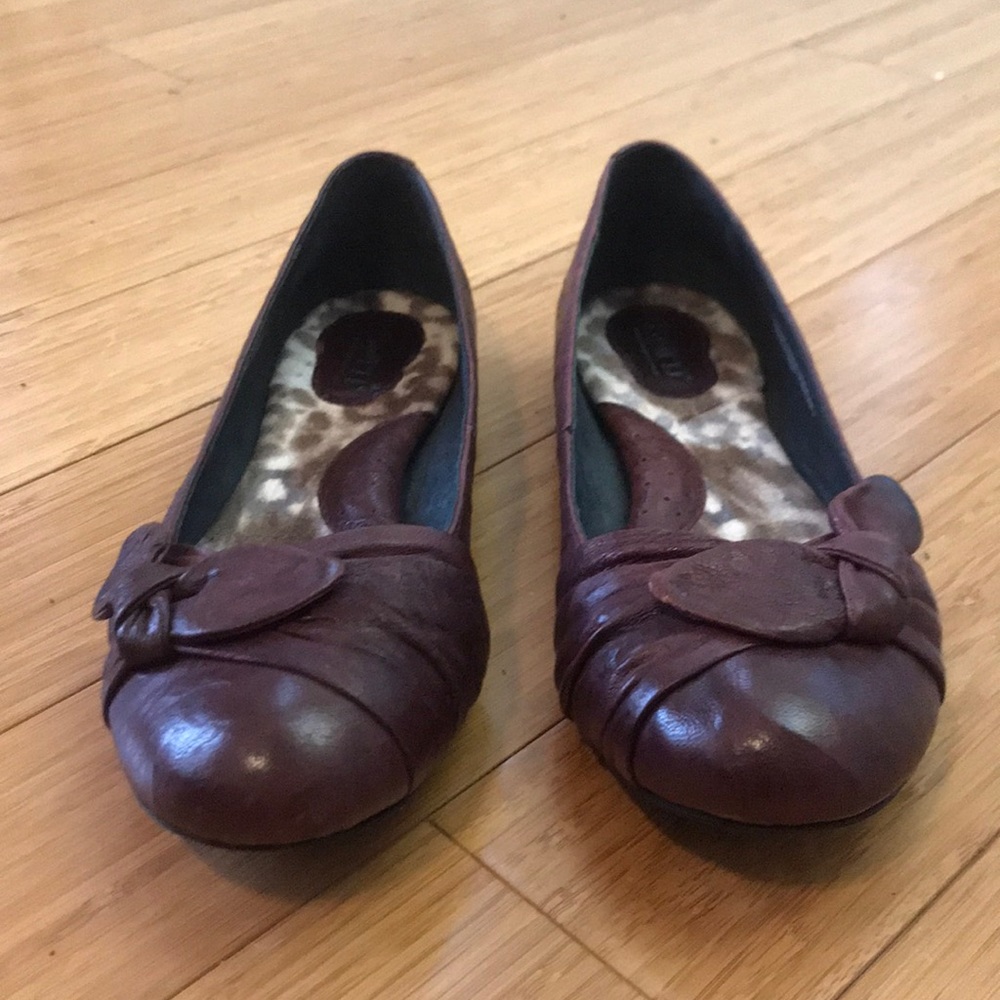 Born Molly flat in Burgundy